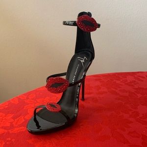 Giuseppe Zanotti Three-Band 100 mm Sandal w/ Lips